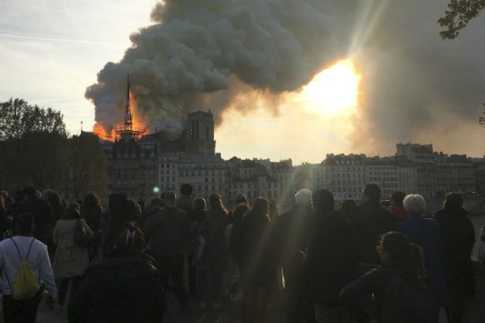 Τεράστιες ζημιές προκάλεσε η φωτιά στην Παναγία των Παρισίων
