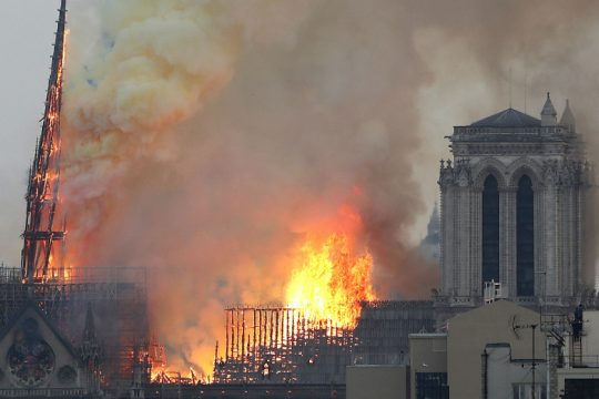 Παγκόσμια θλίψη για την πυρκαγιά στην Παναγία των Παρισίων