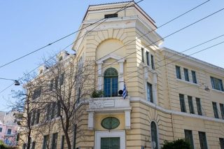 Τα κτίρια ανοίγουν τις πόρτες τους