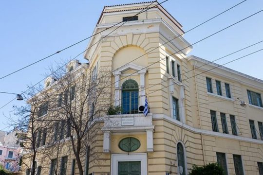 Τα κτίρια ανοίγουν τις πόρτες τους