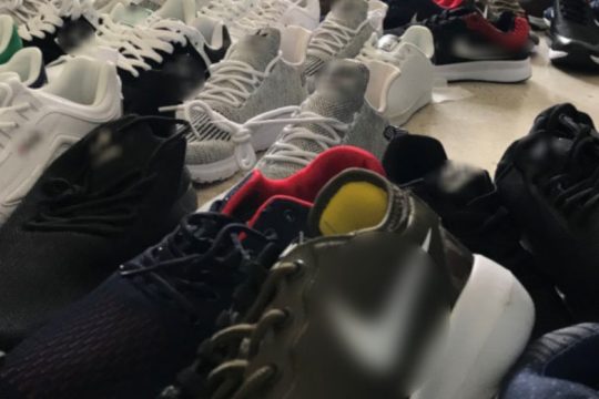 Έξι συλλήψεις για παραεμπόριο έξω από την ΑΣΟΕΕ