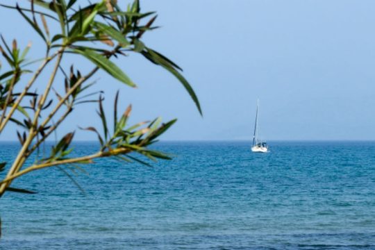6.000 κεραυνοί στα βόρεια, 32°C στα νότια