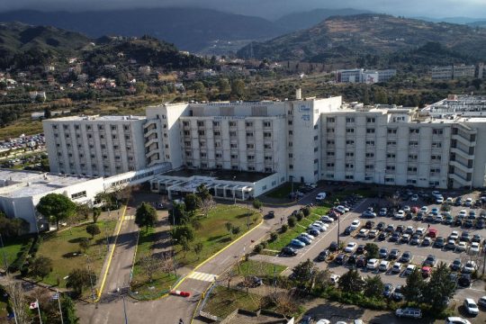 Αυτοτραυματισμός άνδρα με όπλο αστυνομικού στο νοσοκομείο της Πάτρας