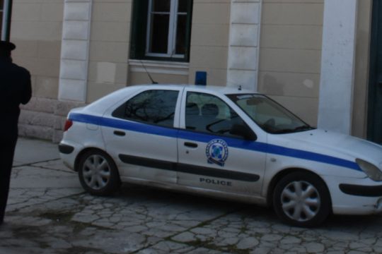 Δέκα άτομα επιτέθηκαν σε περιπολικό στον Πειραιά