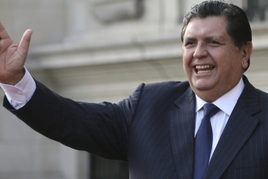 Αυτοκτόνησε ο πρώην πρόεδρος του Περού λίγο πριν συλληφθεί για διαφθορά