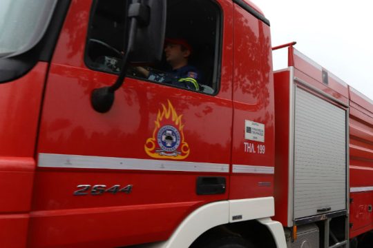 Απεγκλωβισμός 28χρονης μετά από φωτιά σε κτίριο του ΑΠΘ