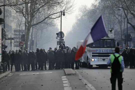 60.000 αστυνομικοί στη Γαλλία για τα «κίτρινα γιλέκα»