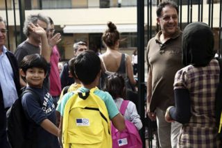 Ο Μπελαβίλας καλωσορίζει τους πρόσφυγες σε πέντε γλώσσες