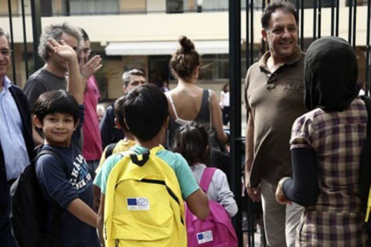 Ο Μπελαβίλας καλωσορίζει τους πρόσφυγες σε πέντε γλώσσες