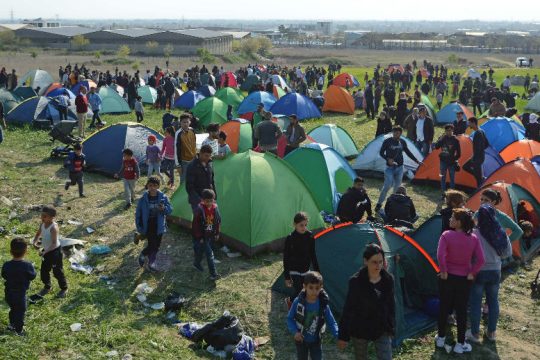 Εκατοντάδες πρόσφυγες στα Διαβατά θέλουν να περάσουν τα σύνορα