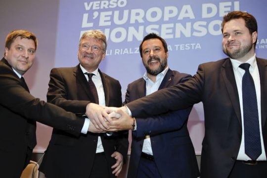 Σαλβίνι και σύμμαχοι κατά των Βρυξελλών