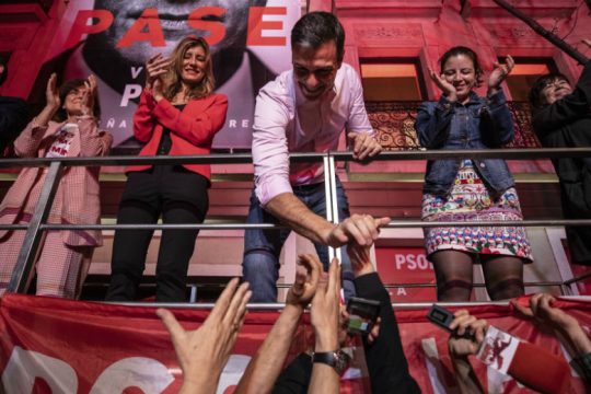 Νίκη των Σοσιαλιστών, ιστορική ήττα για το Λαϊκό Κόμμα