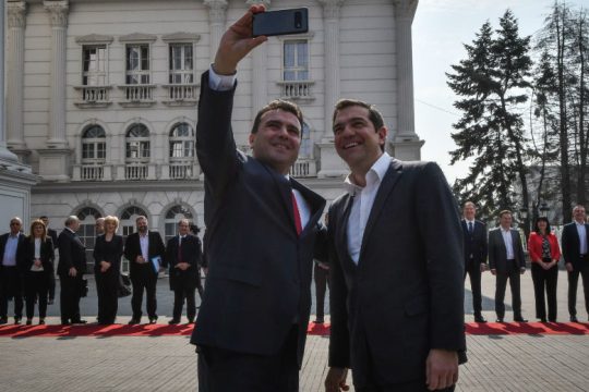 Ο διεθνής Τύπος για τη συνάντηση Τσίπρα – Ζάεφ