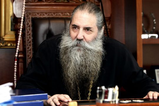 Αμφισβητεί τη Δικαιοσύνη, υπερασπίζεται τον Αμβρόσιο
