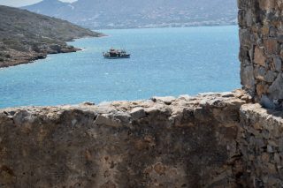 Ημιβύθιση τουριστικού σκάφους προκάλεσε ελαφριά ρύπανση