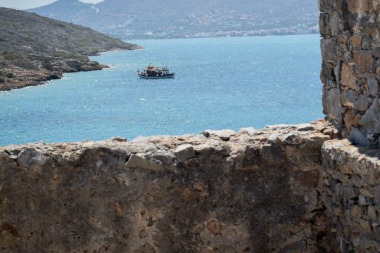 Ημιβύθιση τουριστικού σκάφους προκάλεσε ελαφριά ρύπανση