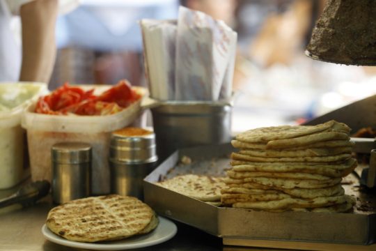 Διχασμένοι οι επαγγελματίες για το ενδεχόμενο αυξήσεων στο πιτόγυρο