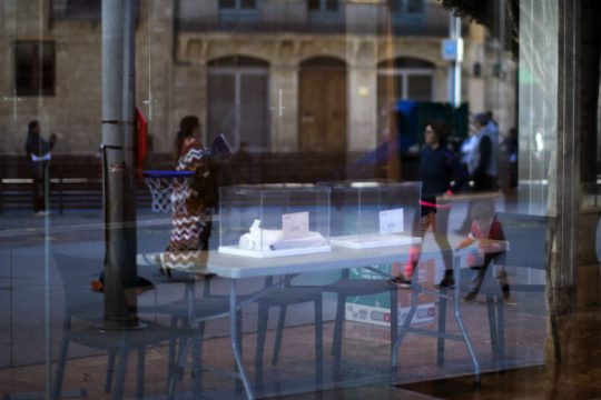 Στις κάλπες οι Ισπανοί για να εκλέξουν κυβέρνηση