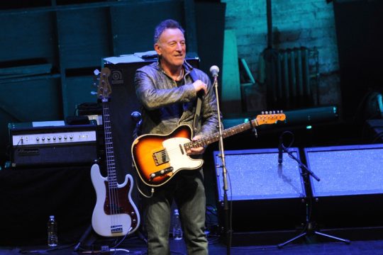 «Λιακάδα»: Αποκαλυπτήρια για τον νέο Bruce Springsteen