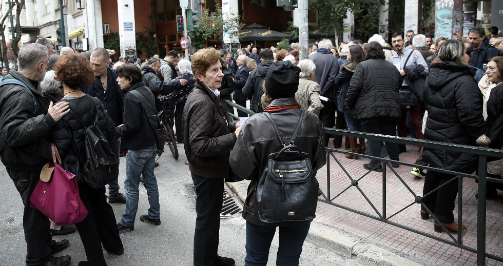 Συνθήματα κατά του Μπακογιάννη στα Εξάρχεια