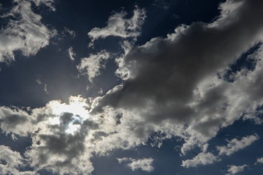 Άστατος κατά τόπους ο καιρός την Πρωτομαγιά
