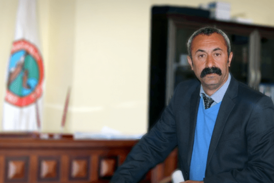 Ο κομμουνιστής δήμαρχος δείχνει τον δρόμο