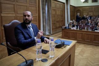 Τους «μεγαλώνει» για να τους… κοντύνει