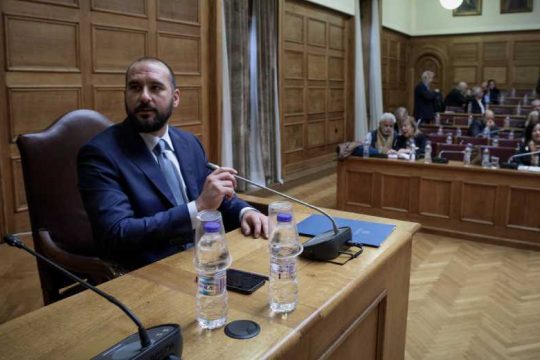 Τους «μεγαλώνει» για να τους… κοντύνει
