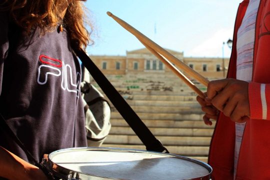 Η διαπλοκή βαράει τα νταούλια και τα κόμματα εξουσίας χορεύουν