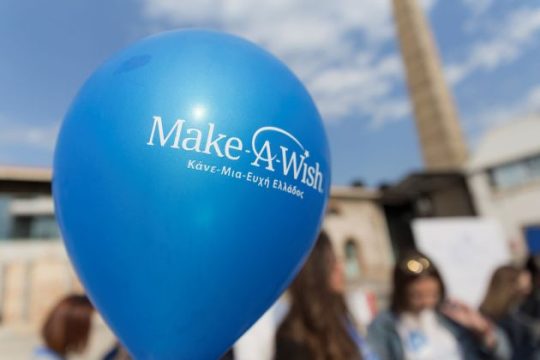 Στα μπλε ντύθηκε το κέντρο της Αθήνας για τον εορτασμό της Παγκόσμιας Ημέρας Ευχής
