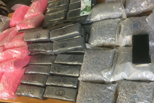 Με πλοίο της γραμμής μετέφεραν κοκαΐνη και χιλιάδες ναρκωτικά χάπια