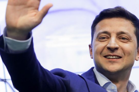 Οι προκλήσεις για τον θριαμβευτή Ζελένσκι στην Ουκρανία