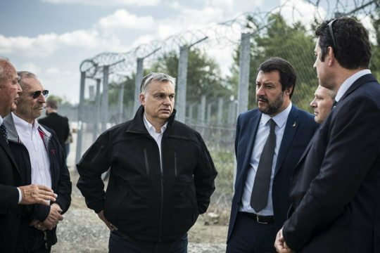 Ουγγαρία: Ορμπαν και Σαλβίνι στο συρμάτινο τείχος