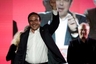 Π. Κόκκαλης: «Η βαριοπούλα των τραμπούκων χτυπά τη δημοκρατία»