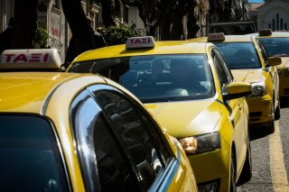Τέλος στις πληρωμές με κάρτα μέσω εφαρμογών στα ταξί