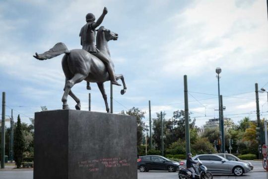 Τα αγάλματα λυγίζουν και αφηγούνται