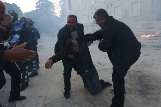 Νέα βίαια επεισόδια στα Τίρανα