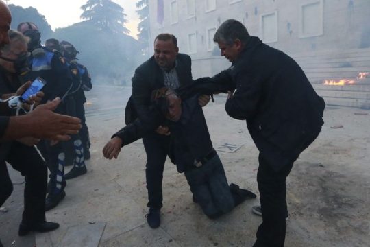 Νέα βίαια επεισόδια στα Τίρανα