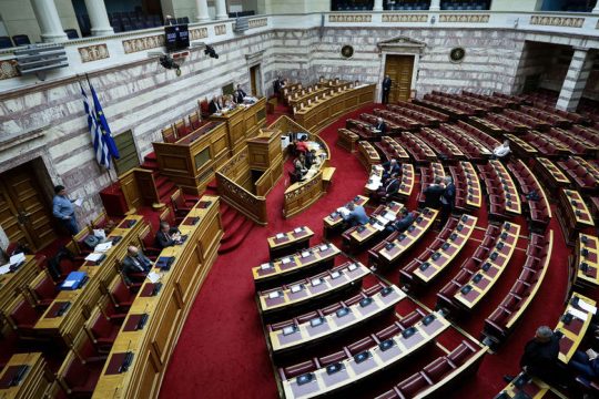 «Εβρεξε» τροπολογίες στη Βουλή