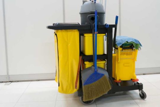 Στα Βαρέα οι σχολικές καθαρίστριες