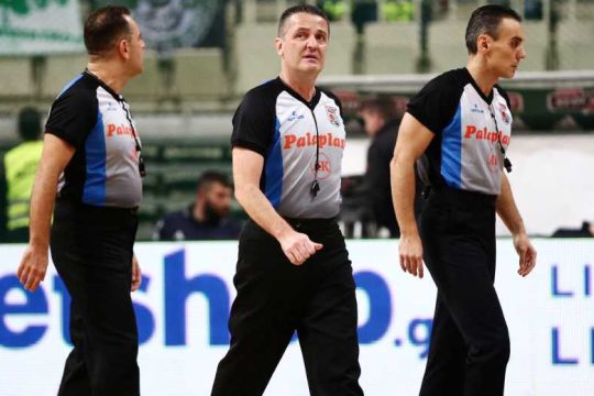 Κρέμονται από τον Αναστόπουλο