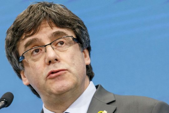 Το Ευρωκοινοβούλιο απαγόρευσε την είσοδο στους φυγόδικους Καταλανούς