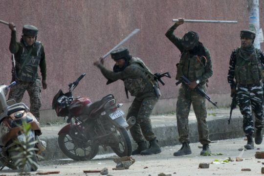 Χιλιάδες Ινδοί στο δρόμο μετά το βιασμό 3χρονης