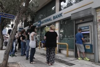 Με αντιφατικά συναισθήματα στις ουρές των ΑΤΜ για τη 13η σύνταξη