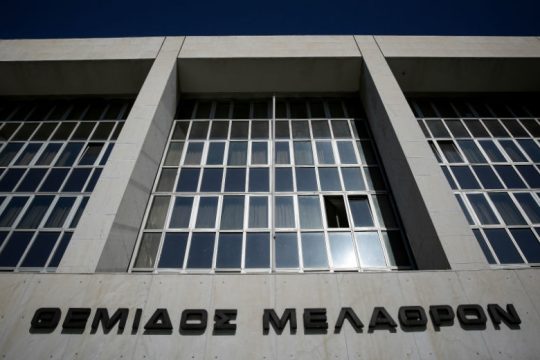 Δικηγόρος εναντίον τριών δικαστικών με οσμή ποδοσφαιρικού σκανδάλου