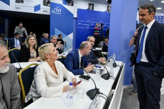 Ορθιος ο Μητσοτάκης, το ανακάλυψε ο Μπάμπης του ΣΚΑΪ