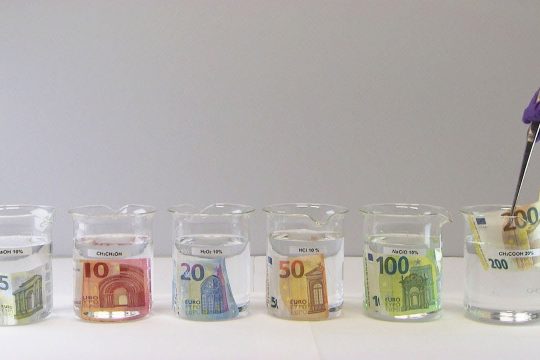 Τα νέα χαρτονομίσματα δεν… τσαλακώνονται