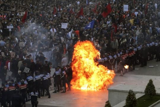 Τραυματίες από επεισόδια σε αντικυβερνητική διαδήλωση στα Τίρανα