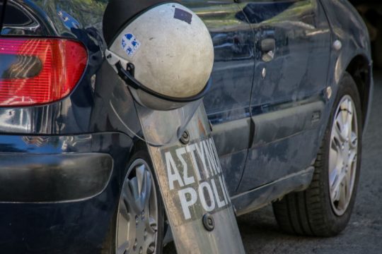 Προσαγωγές μετά την επίθεση σε καταστήματα στην οδό Βαλαωρίτου