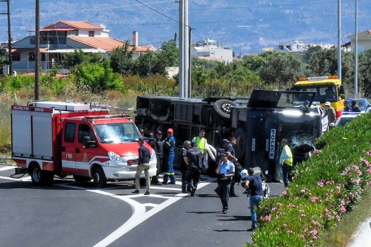 Ανατροπή κλούβας με 16 κρατούμενους